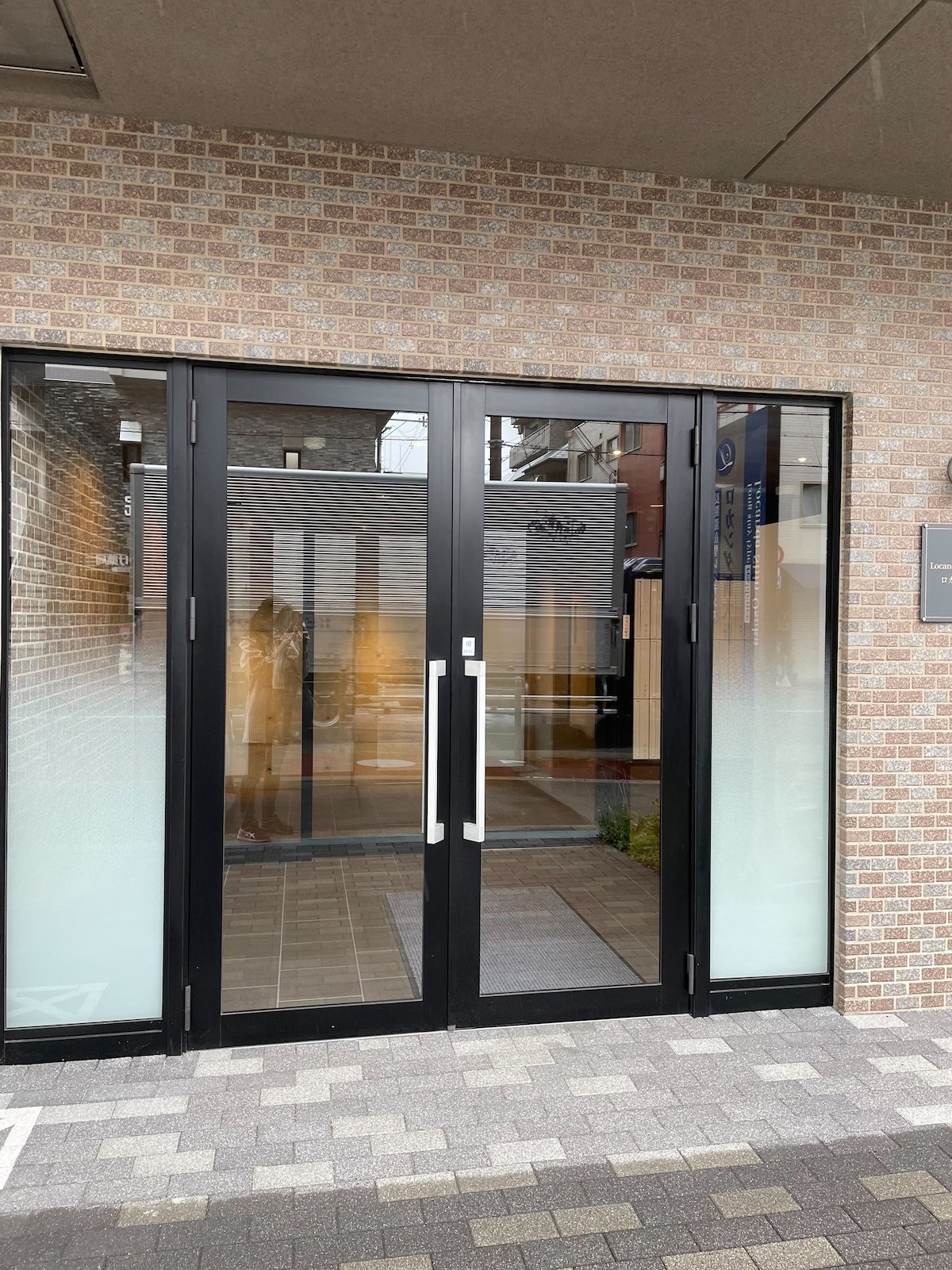 ガラス扉のある建物エントランス